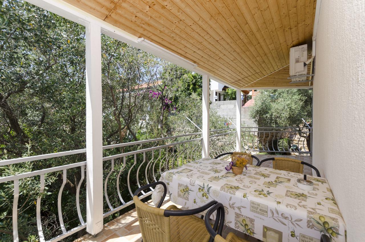 Apartments Dinko Gdinj Екстер'єр фото