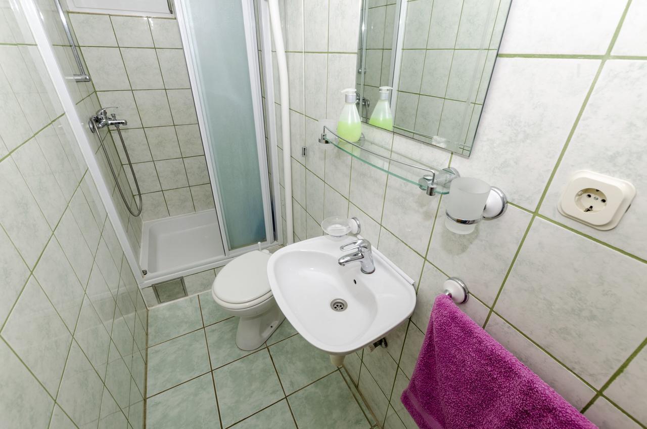 Apartments Dinko Gdinj Екстер'єр фото