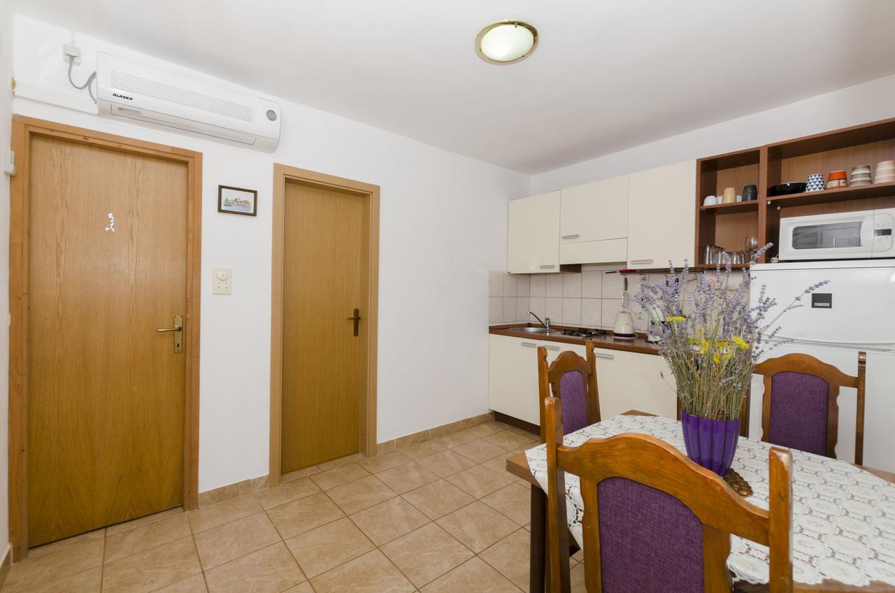 Apartments Dinko Gdinj Екстер'єр фото