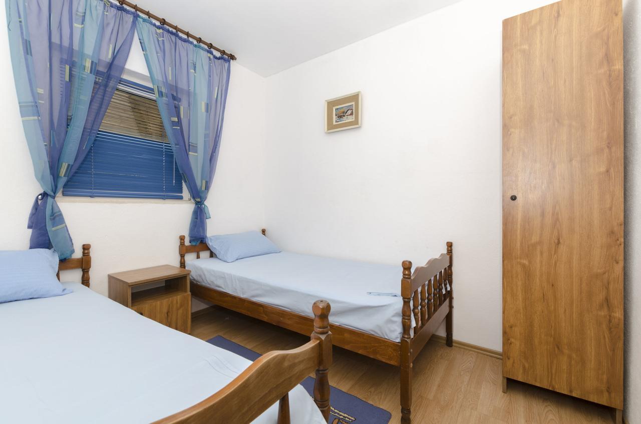 Apartments Dinko Gdinj Екстер'єр фото