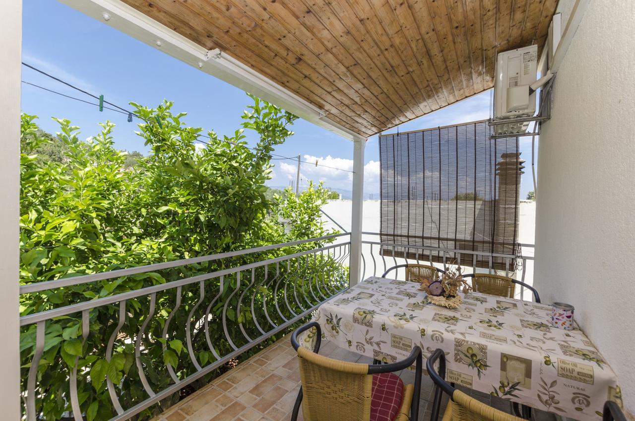 Apartments Dinko Gdinj Екстер'єр фото